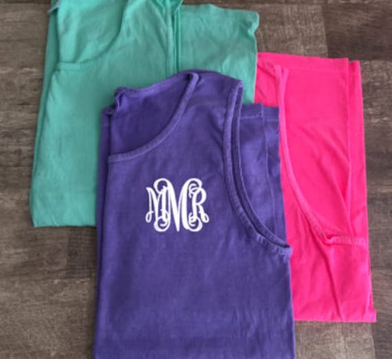 Monogrammed Comfort Color Tank Top - Brautjungfern Geschenk Monogrammiertes Shirt Colors Unisex Style Geschenkidee von MandRMonograms