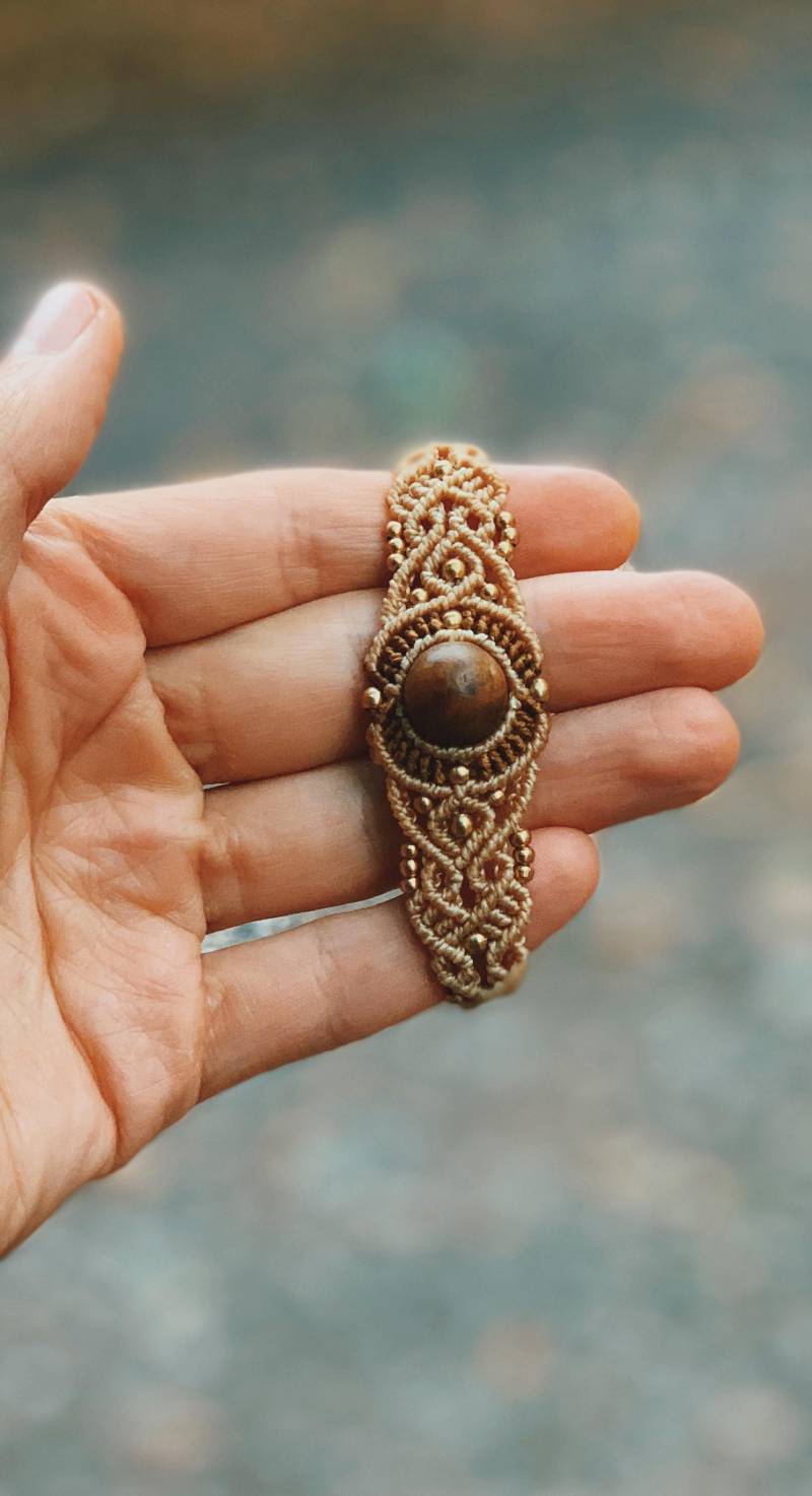 Makramee Armband Mit Holzperle Und Messingperlen Boho/Hippie Verschnörkeltes Beige/Hell Makramee Armband Mit Holzperle Und Messingperlen Boho/Hippie Verschnörkeltes Beige/Hell von MandalaArtisanShop