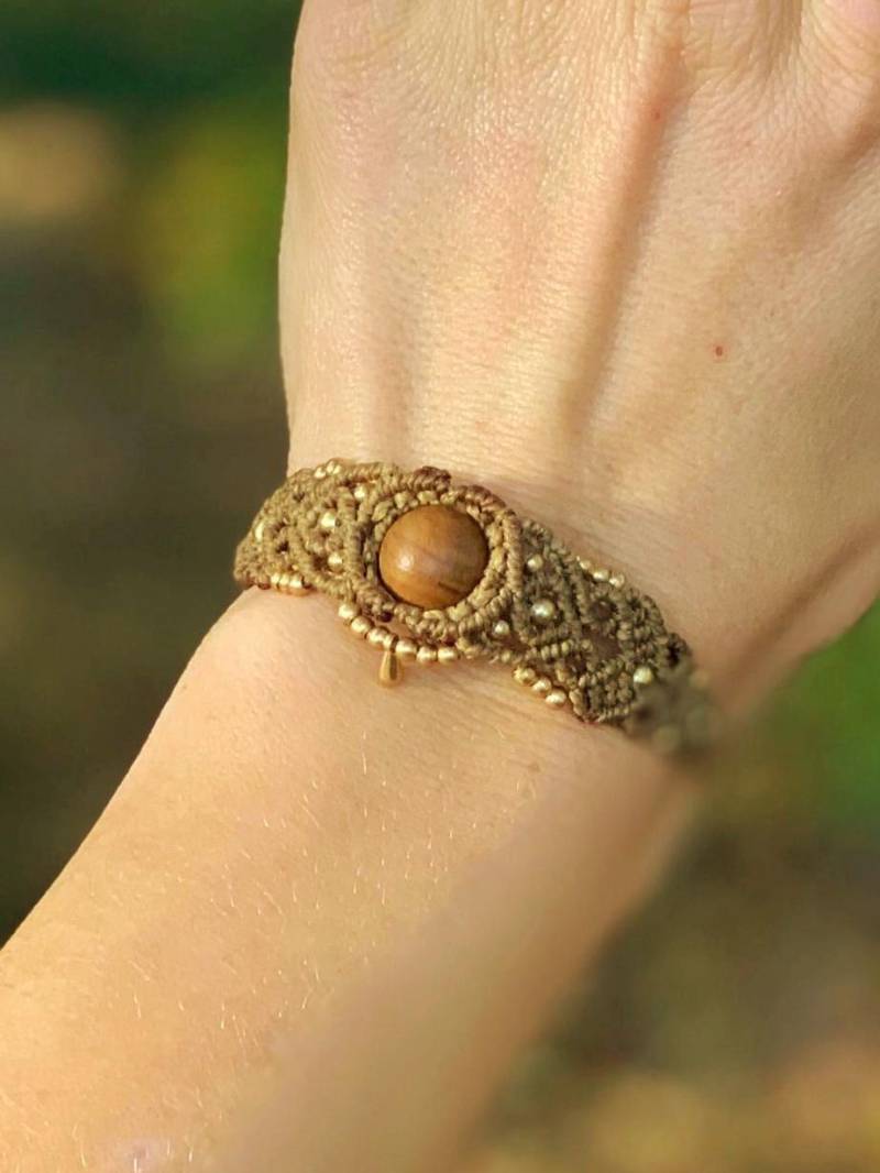Makramee Armband Mit Holzperle Und Messingperlen Messinganhänger Boho/Hippie Verschnörkeltes Olivgrün Makramee Armband Mit Holzperle Und Messingperlen Messinganhänger Boho/Hippie Verschnörkeltes Olivgrün von MandalaArtisanShop