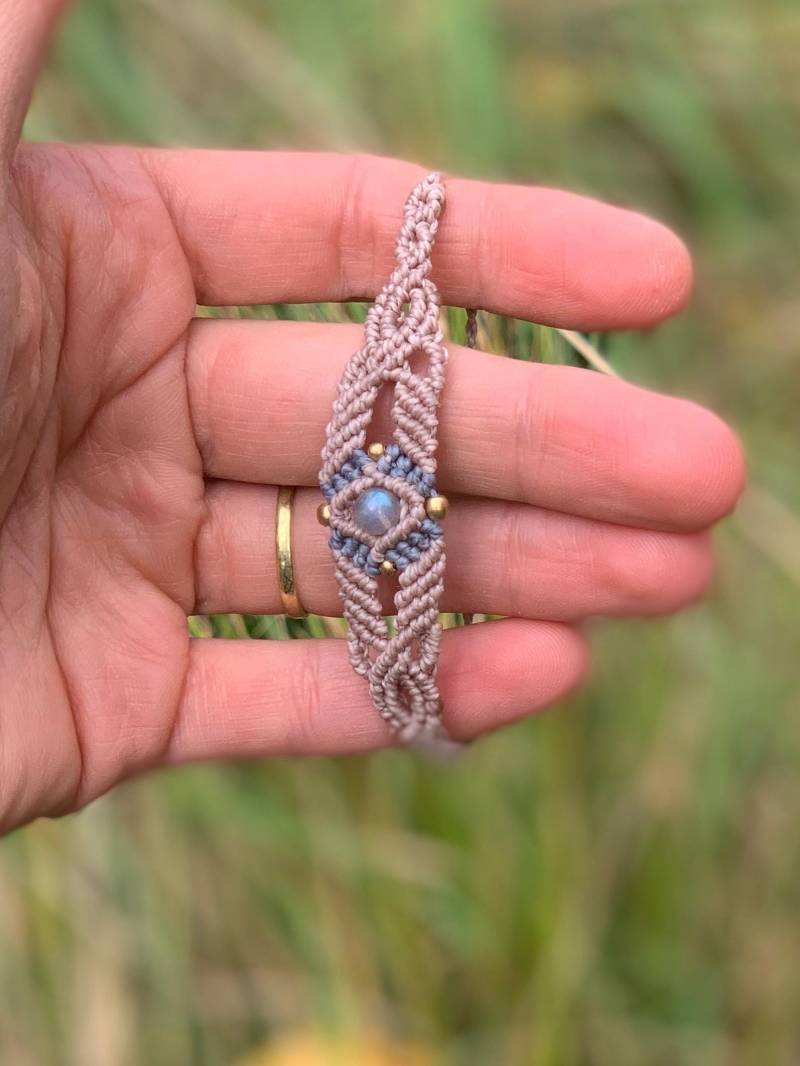 Makramee Armband Mit Labradorit Perle Boho/Hippie Geknüpfter Schmuck Altrosa/Blau Makramee Armband Mit Labradorit Perle Boho/Hippie Geknüpfter Schmuck Altrosa/Blau von MandalaArtisanShop