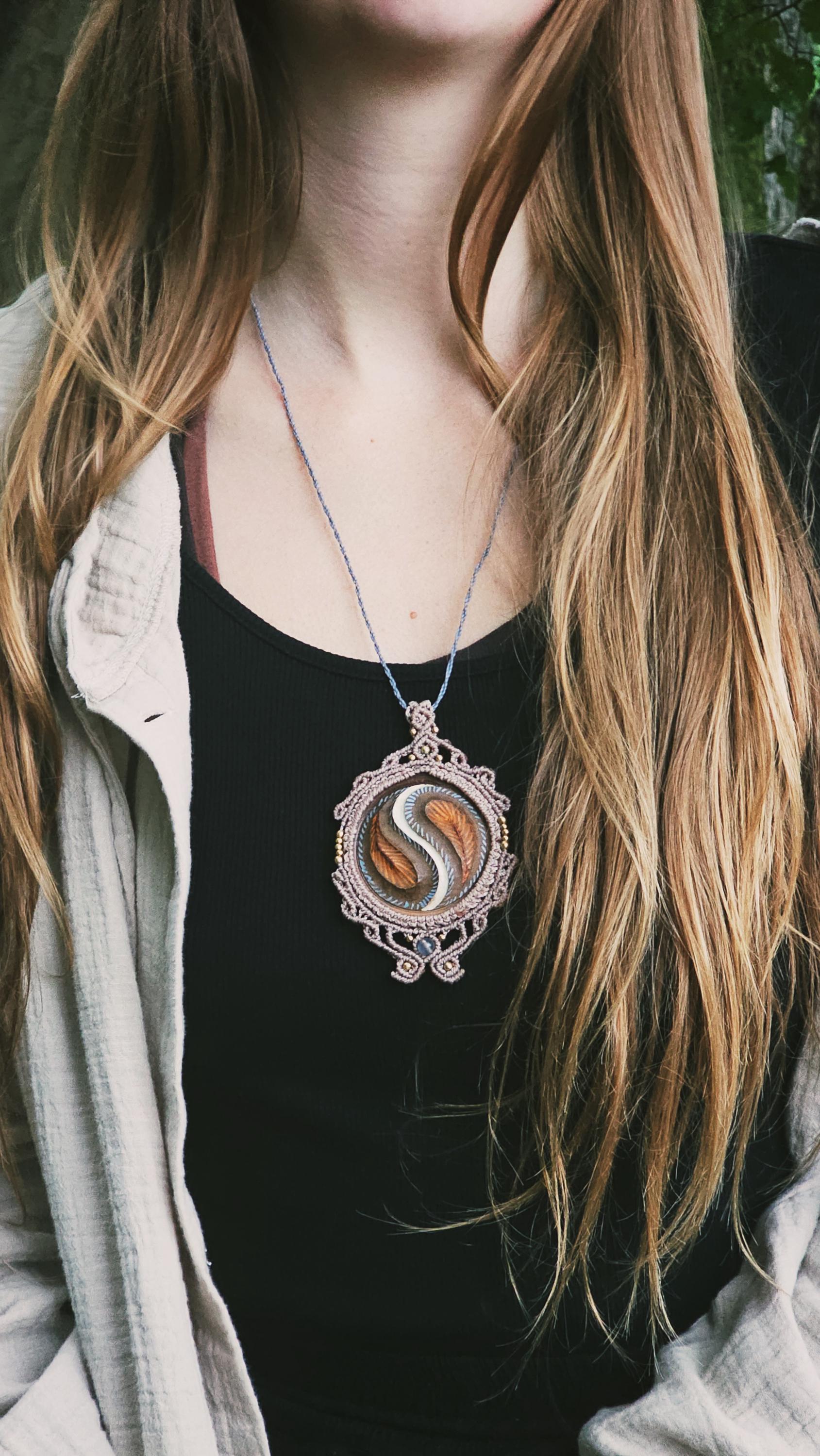 Makramee Kette Mit Labradorit Perle Eingefasstes Holzobjekt Bemalung Feder Boho/Hippie Geknüpfte Makramee-Kette von MandalaArtisanShop