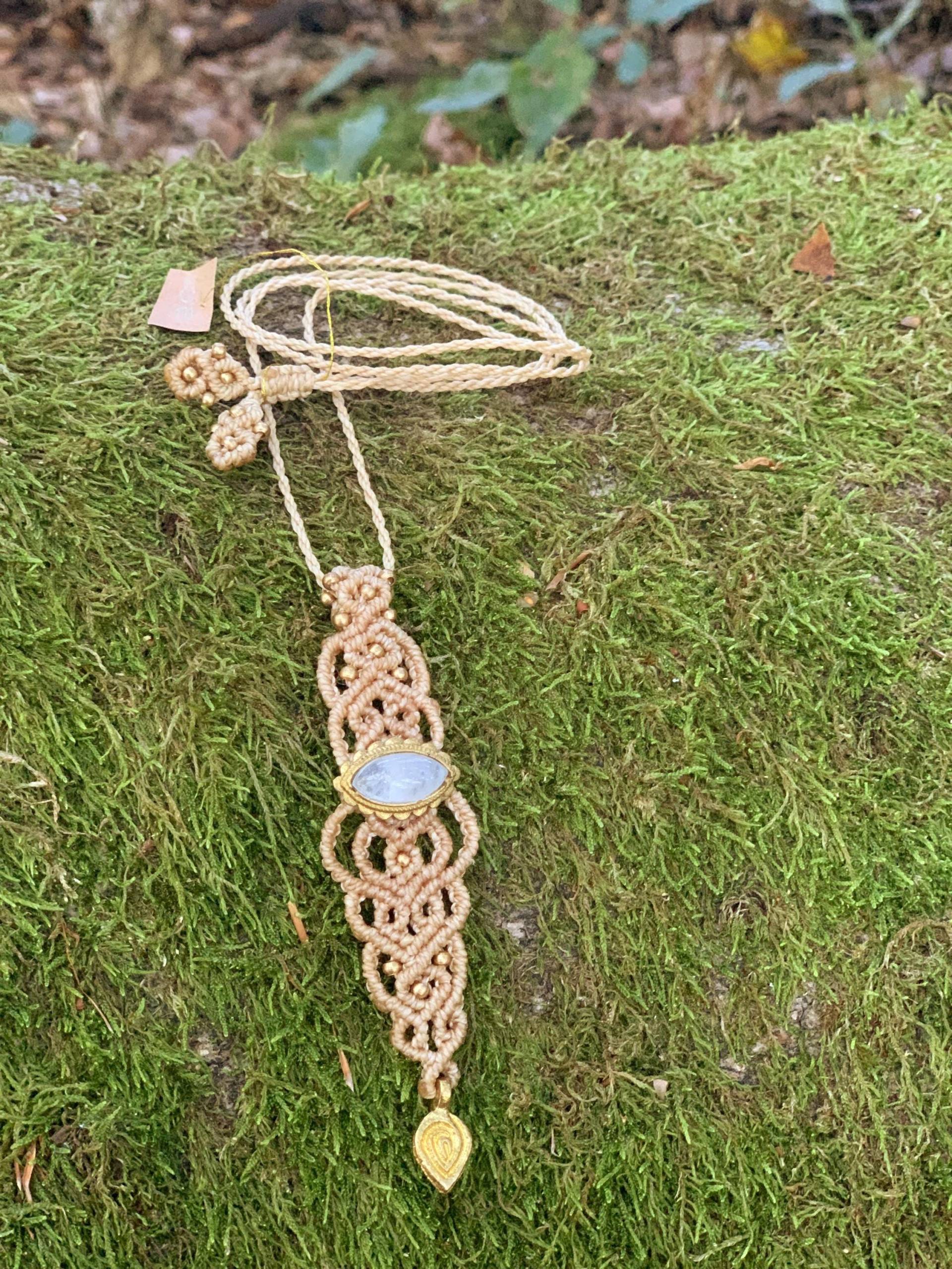 Makramee Kette Mit Mondstein in Messing Geknüpfte Makramee-Kette von MandalaArtisanShop