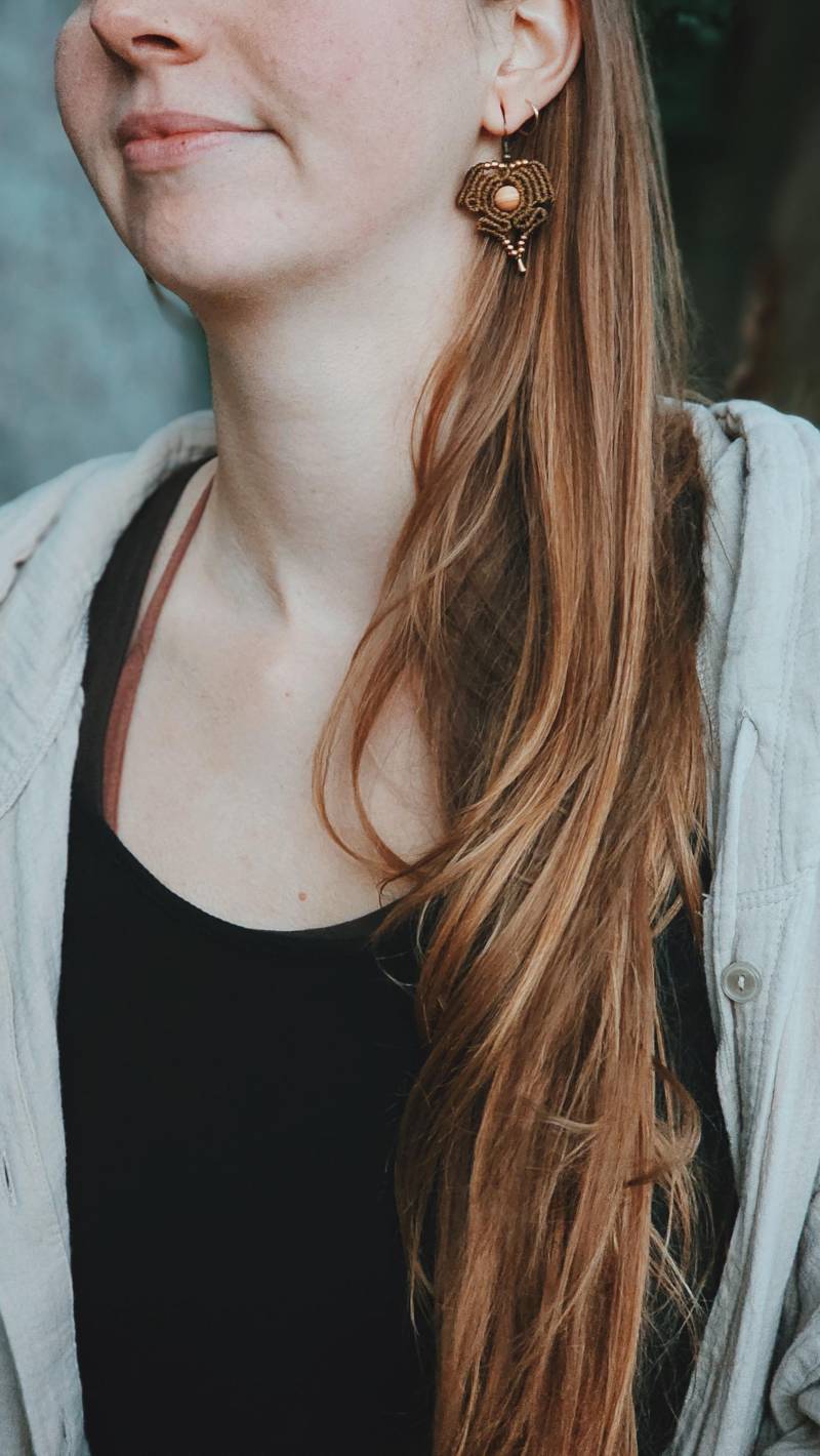 Makramee Ohrringe Mit Sandelholz Perle Boho/Hippie Geknüpfter Schmuck Olivgrün Messingperlen Und Anhängertropfen von MandalaArtisanShop