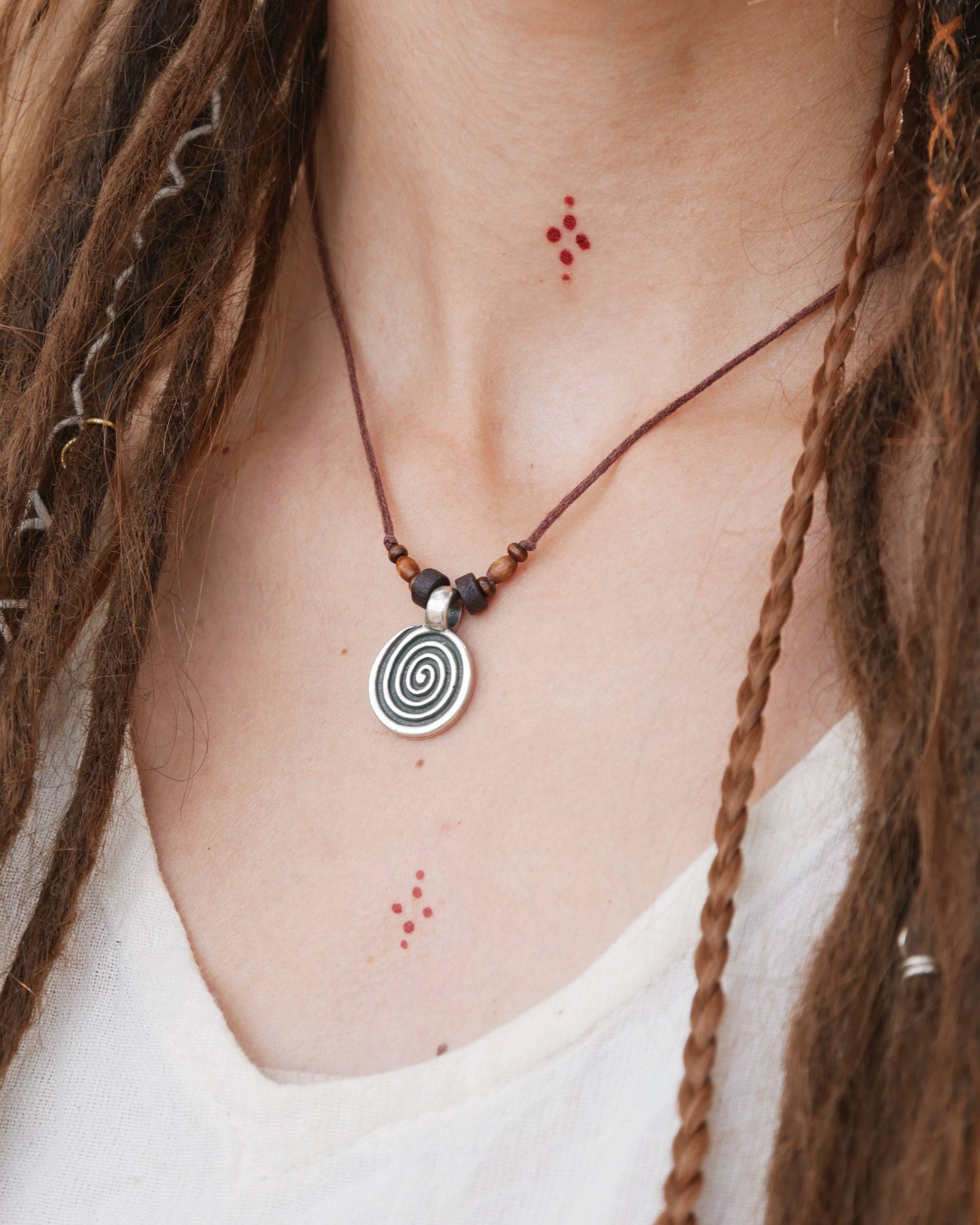 Delicate Necklace With Ethno Sprial Pendant, Silver Color von MandalaEarth