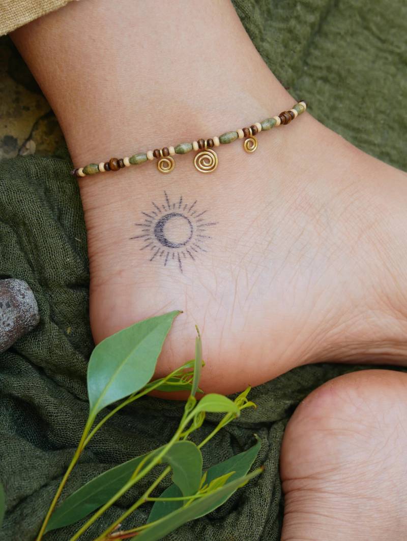 Grünes Fußkettchen Mit Goldenen Spiralen Und Kleinen Holzperlen von MandalaEarth