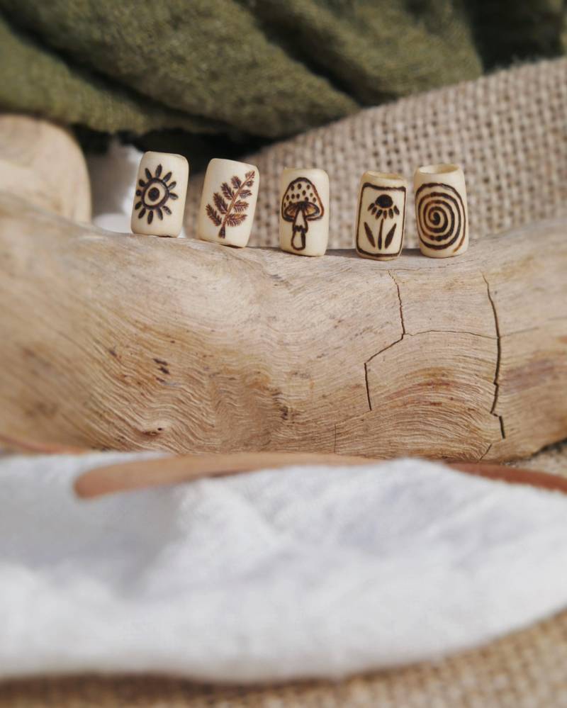 Gravierte Dreadperlen 5-6mm Aus Holz Mit Naturmotiven von MandalaEarth