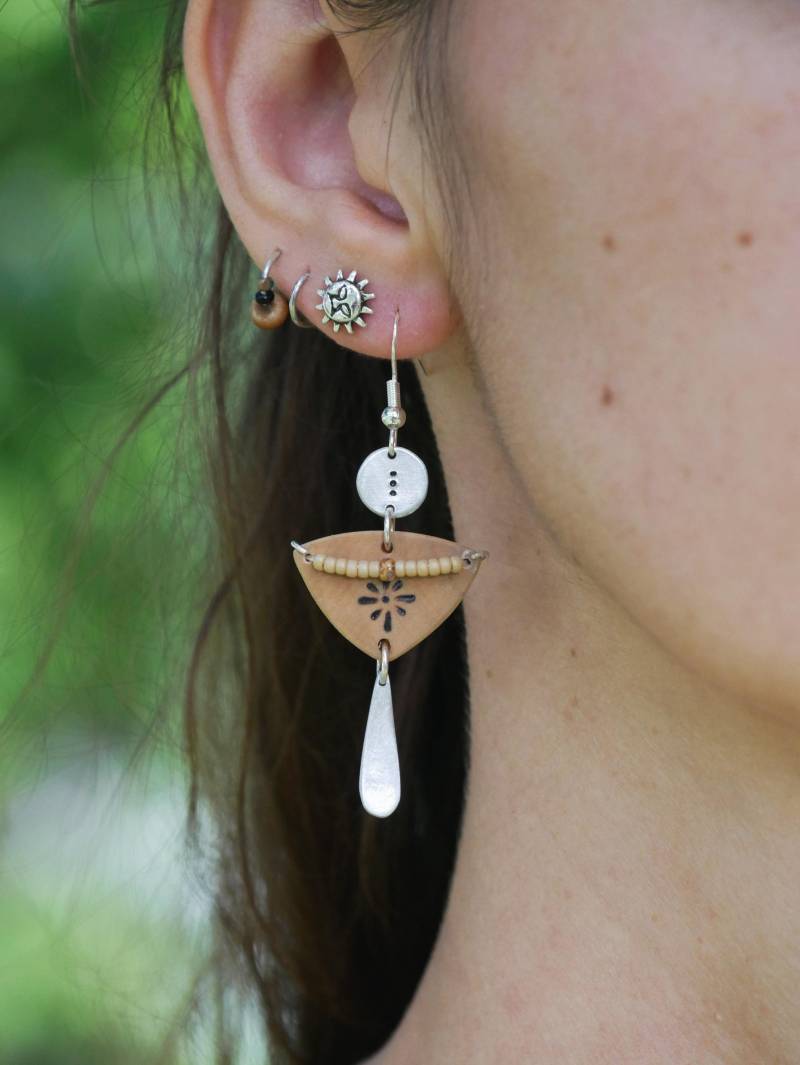 Holz Ohrringe Mit Silbernen Details von MandalaEarth