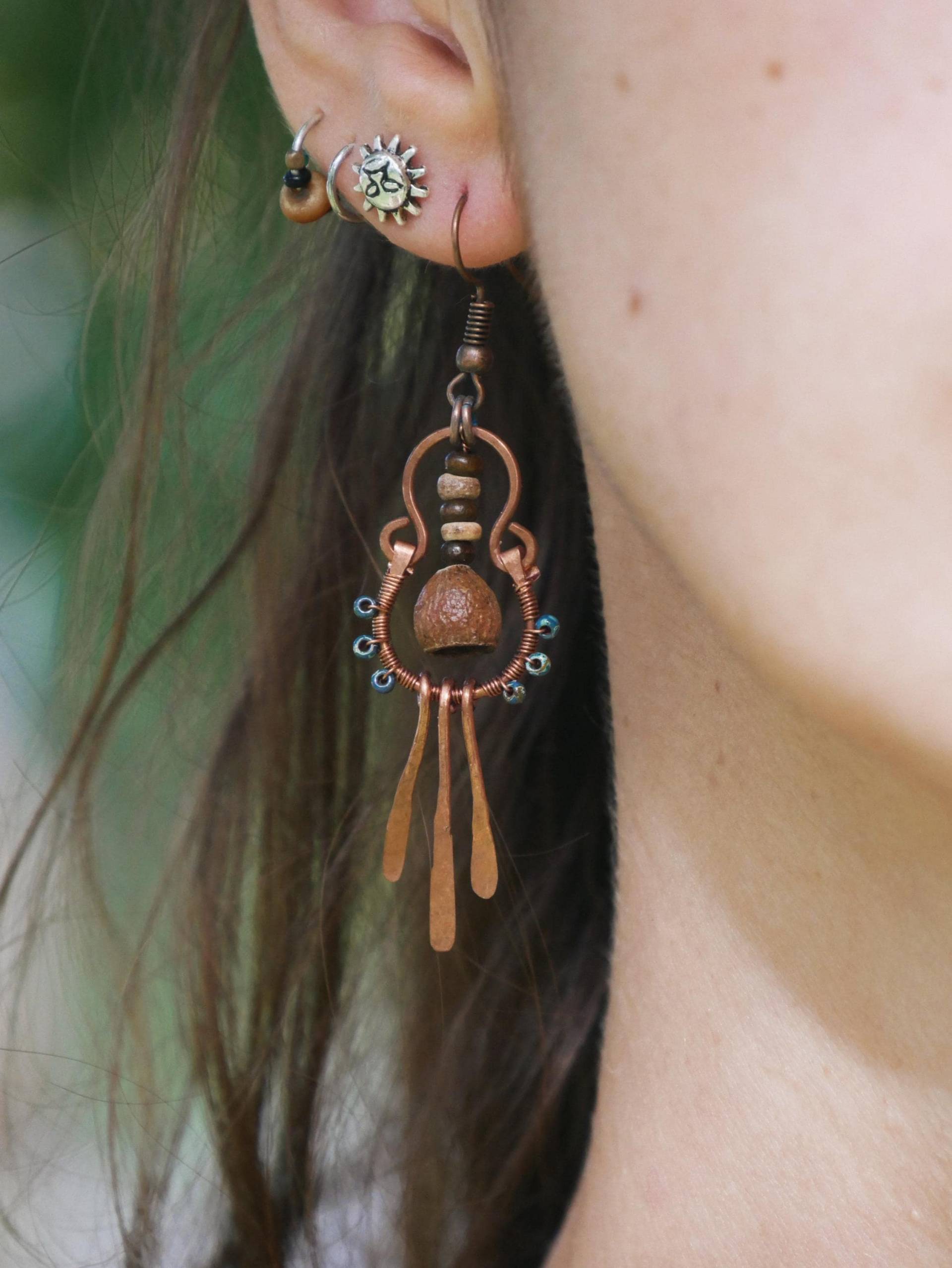 Kupfer Ohrringe Mit Kleinen Perlendetails von MandalaEarth