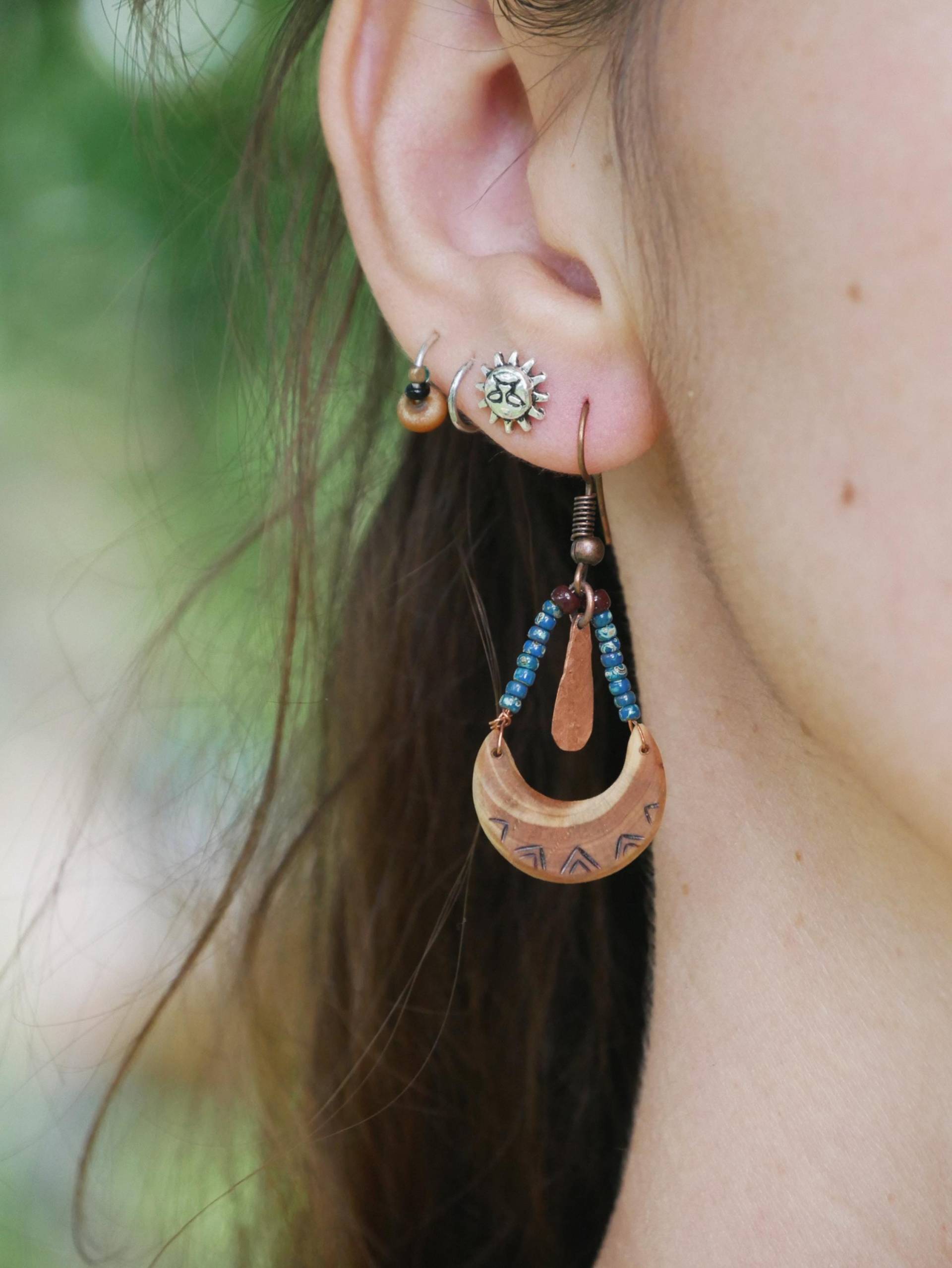 Mond Holzohrringe Mit Kupfer - Und Perlnendetails von MandalaEarth
