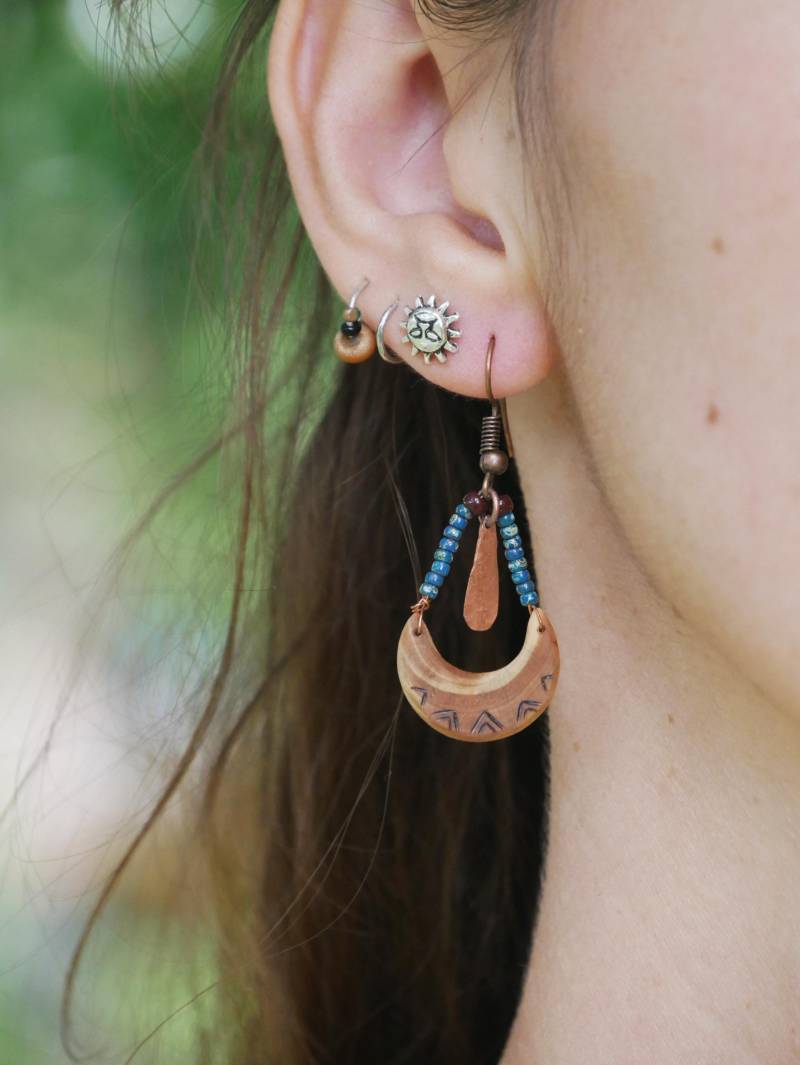 Mond Holzohrringe Mit Kupfer - Und Perlnendetails von MandalaEarth