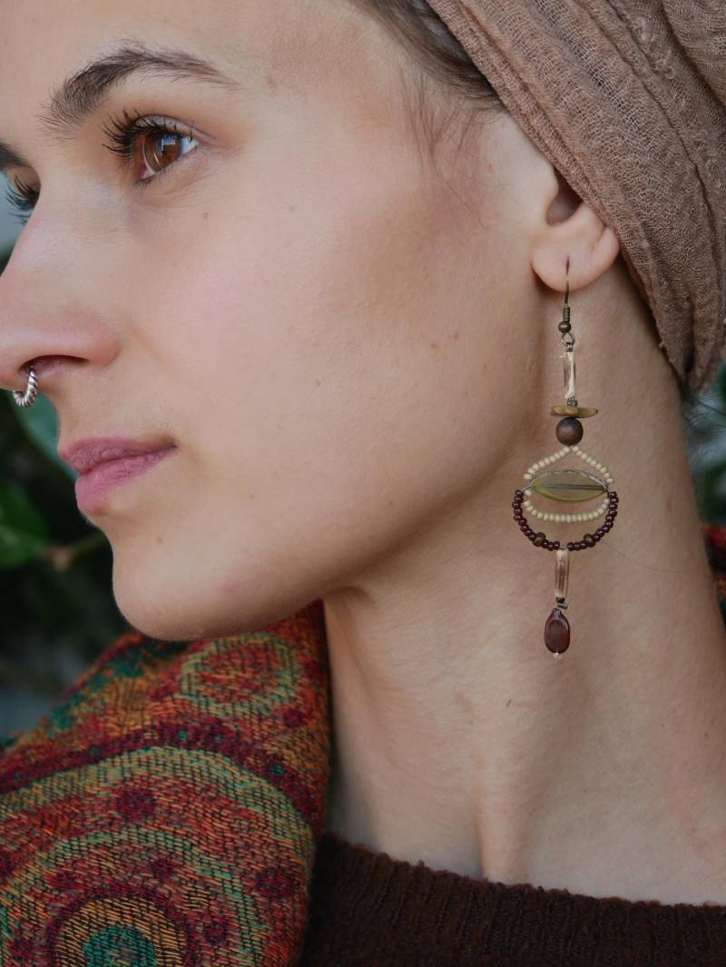 Zierliche Perlenohrringe Naturfarben von MandalaEarth