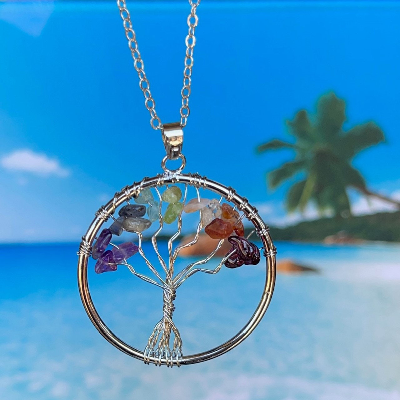 Handgemachte Echte Edelstein Regenbogen 7 Chakra Kristalle Baum Des Lebens Anhänger Halskette Handgemachte Echte Edelstein Regenbogen 7 Chakra Kristalle Baum Des Lebens Anhänger Halskette von Mandalaymart