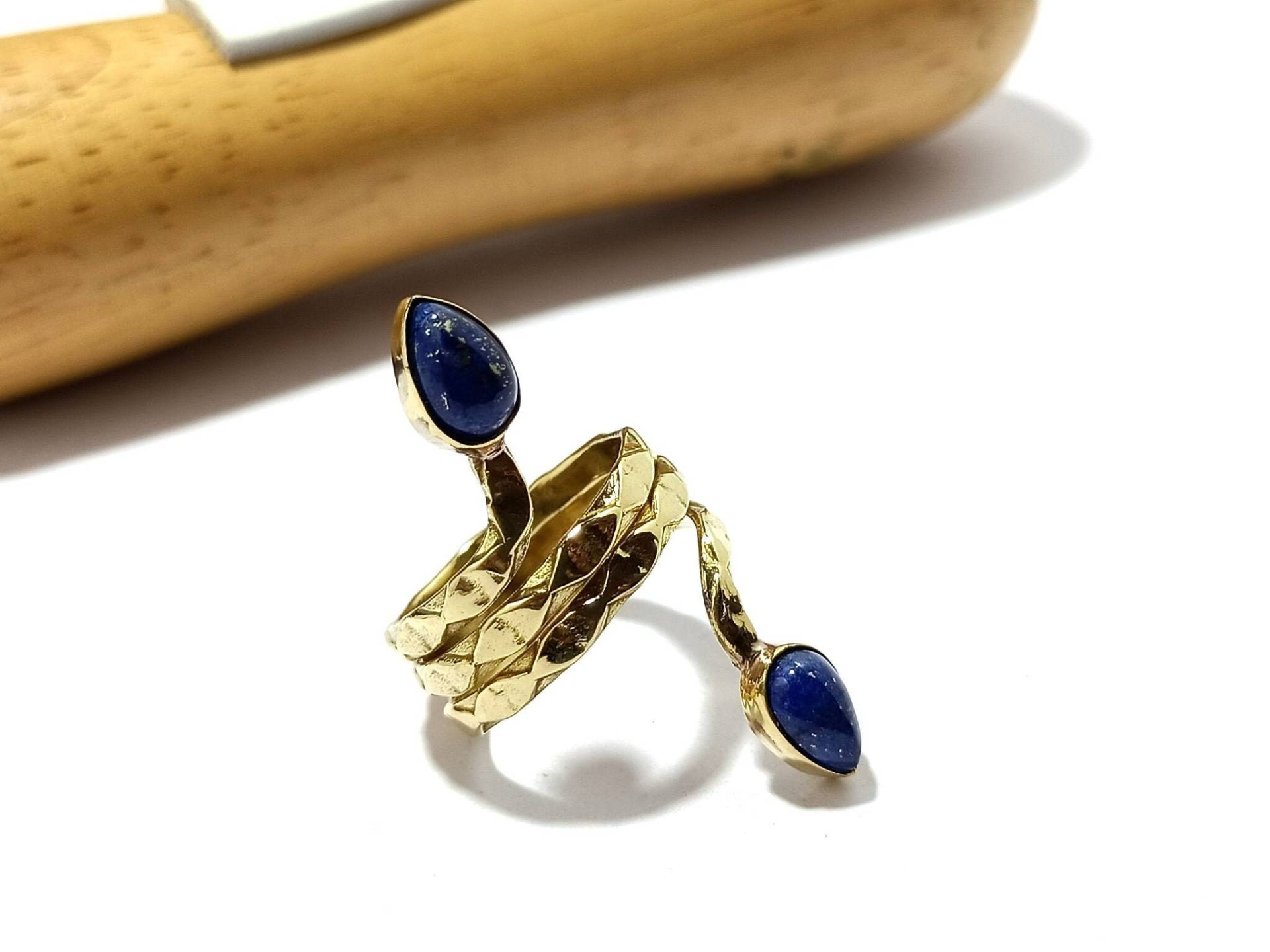 Natürlicher Lapislazuli Edelstein Neu Design Vergoldet Handgemachter Ring Für Frauen Statement von Mandaljewelryshop