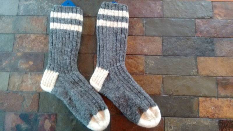 Handgestrickte Woll Arbeitssocken Warme Wandersocken Handgestrickte Woll Arbeitssocken Warme Wandersocken von MandasMittens