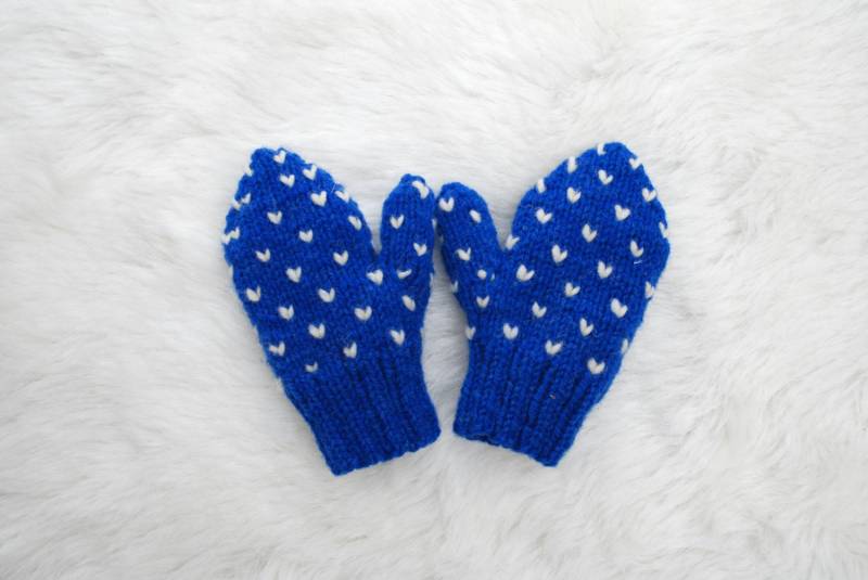 Handgestrickte Armstulpen, Wolle, Blau Mit Herzen, Kindergröße S von MandasMittens