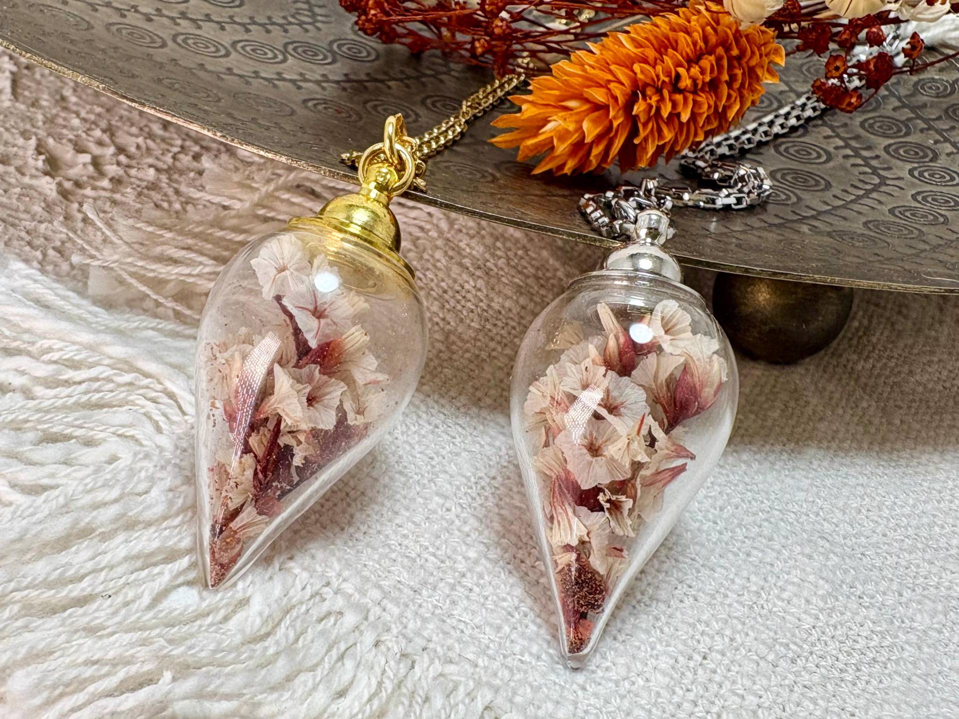 Blütenkette Strandflieder Weiß, Echte Blüten, | 18K Vergoldete Edelstahl Kette, Blumenschmuck, Glasschmuck, Boho Blumenkette, Trockenblumen von MandragoraManvfctry