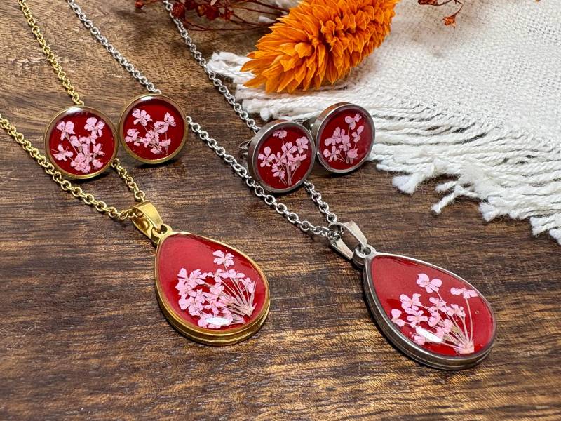 Blumenkette/Ohrstecker Rot + Rosa Blüten, Echte Gepresste Blumen in Resin, Tropfenförmiger Anhänger, Edelstahl | 18K Vergoldet von MandragoraManvfctry