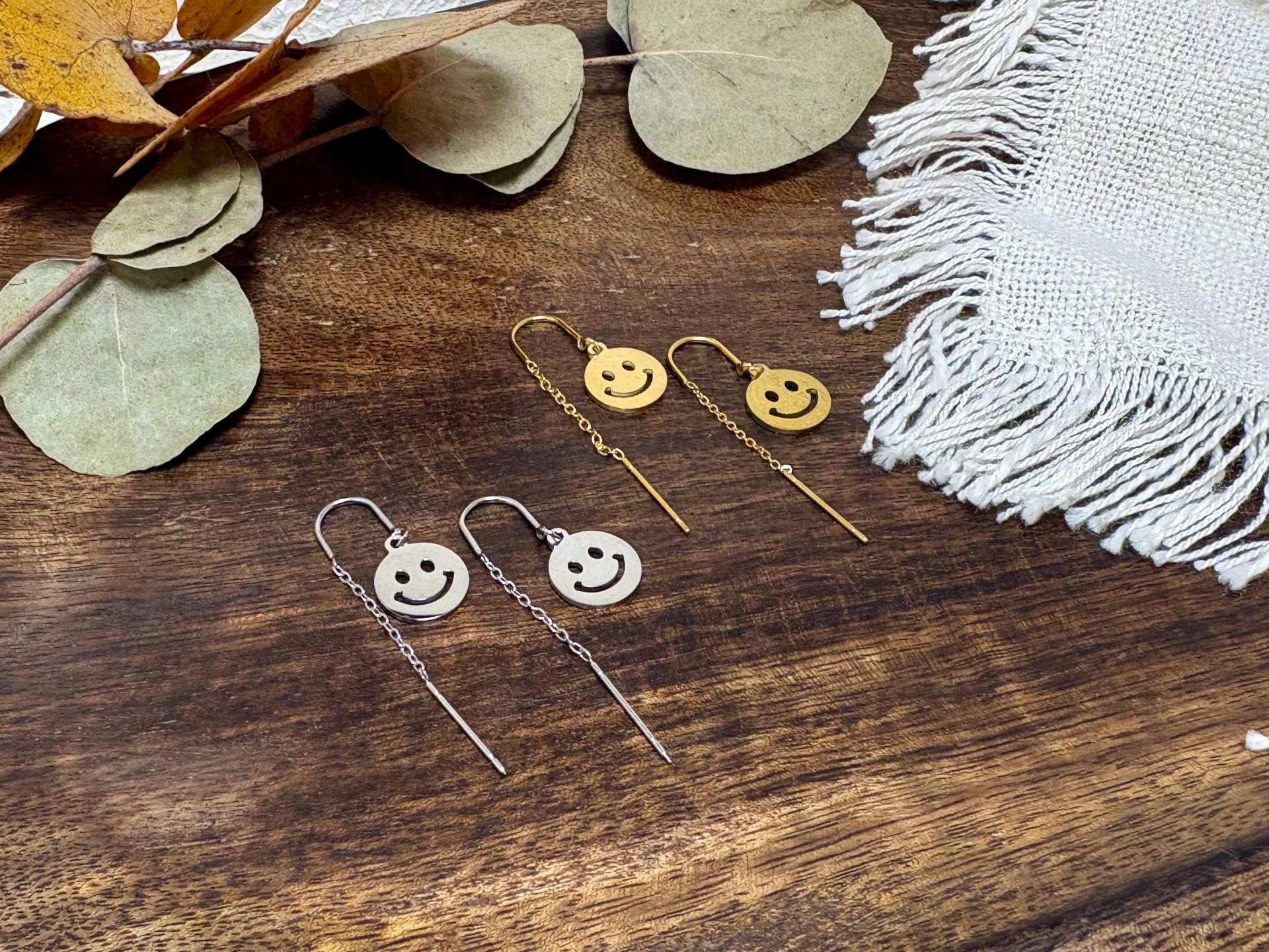 Fädelohrringe Smiley, Happy Face, Gute Laune Schmuck, Durchziehohrringe, Einfädler, Edelstahl 18K Vergoldet von MandragoraManvfctry