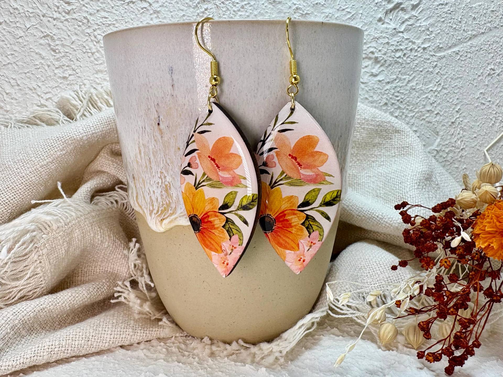 Florale Hängeohrringe Aus Holz Mit Edelstahl-Haken, Leicht & Hypoallergen, Bedruckte Ohrringe Kunstharz/Resin, Emaille Look, Blüten von MandragoraManvfctry