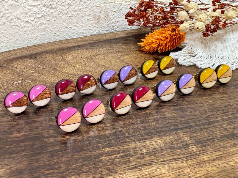 Handbemalte Holz Ohrstecker Slice, Buche + Mahagoni, Edelstahl Stecker Hypoallergen, Handgemachter Holzschmuck, Naturschmuck Unikat, Resin von MandragoraManvfctry