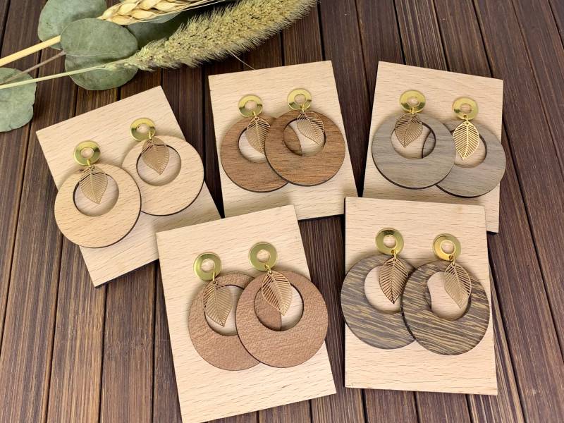 Holzohrringe Circle + Blatt, Handgefertigte Echtholz Hänger, Edelstahl-stecker 18K Vergoldet Hypoallergen, Geschenk Für Sie, Unikat von MandragoraManvfctry