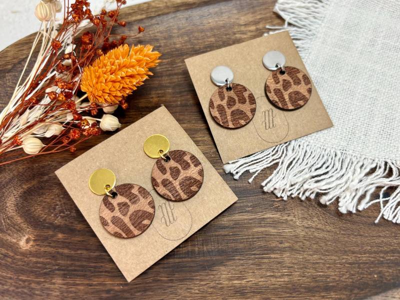 Holzohrringe Leo, Handgefertigte Echtholz Hänger, Edelstahl-stecker 18K Vergoldet Hypoallergen, Geschenk Für Sie, Unikat, Basic von MandragoraManvfctry