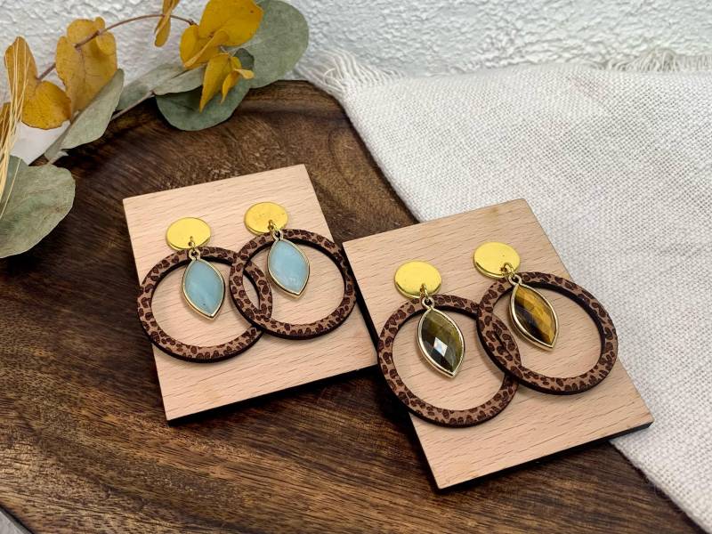 Holzohrringe Leo Mit Facettierten Edelstein-Tropfen, Handgefertigte Echtholz Hänger, Hypoallergene Edelstahl-stecker 18K Vergoldet von MandragoraManvfctry