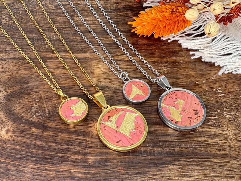 Kork-Halskette Lachsrosa Mit Goldenen Highlights, Edelstahl 18K Vergoldet, Hypoallergen, Wasserfest, Schmuck Aus Echtem Kork, Unikat-Schmuck von MandragoraManvfctry