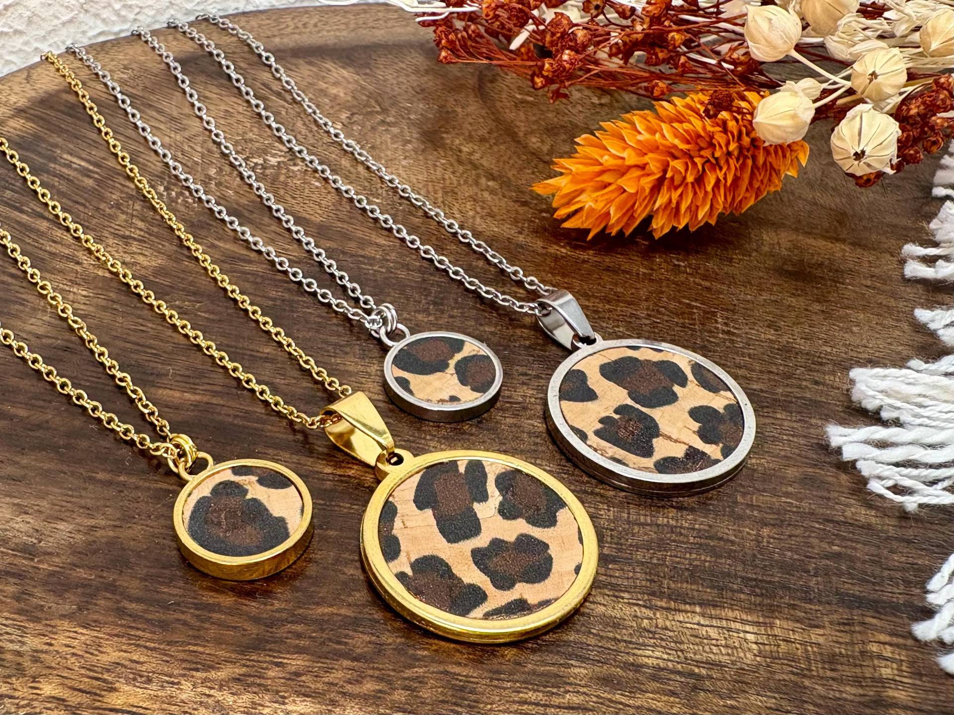 Kork-Halskette Leoparden-Muster Dunkel, Edelstahl | 18K Vergoldet, Hypoallergen, Wasserfest, Schmuck Echter Kork, Leo Print, Animal Print von MandragoraManvfctry