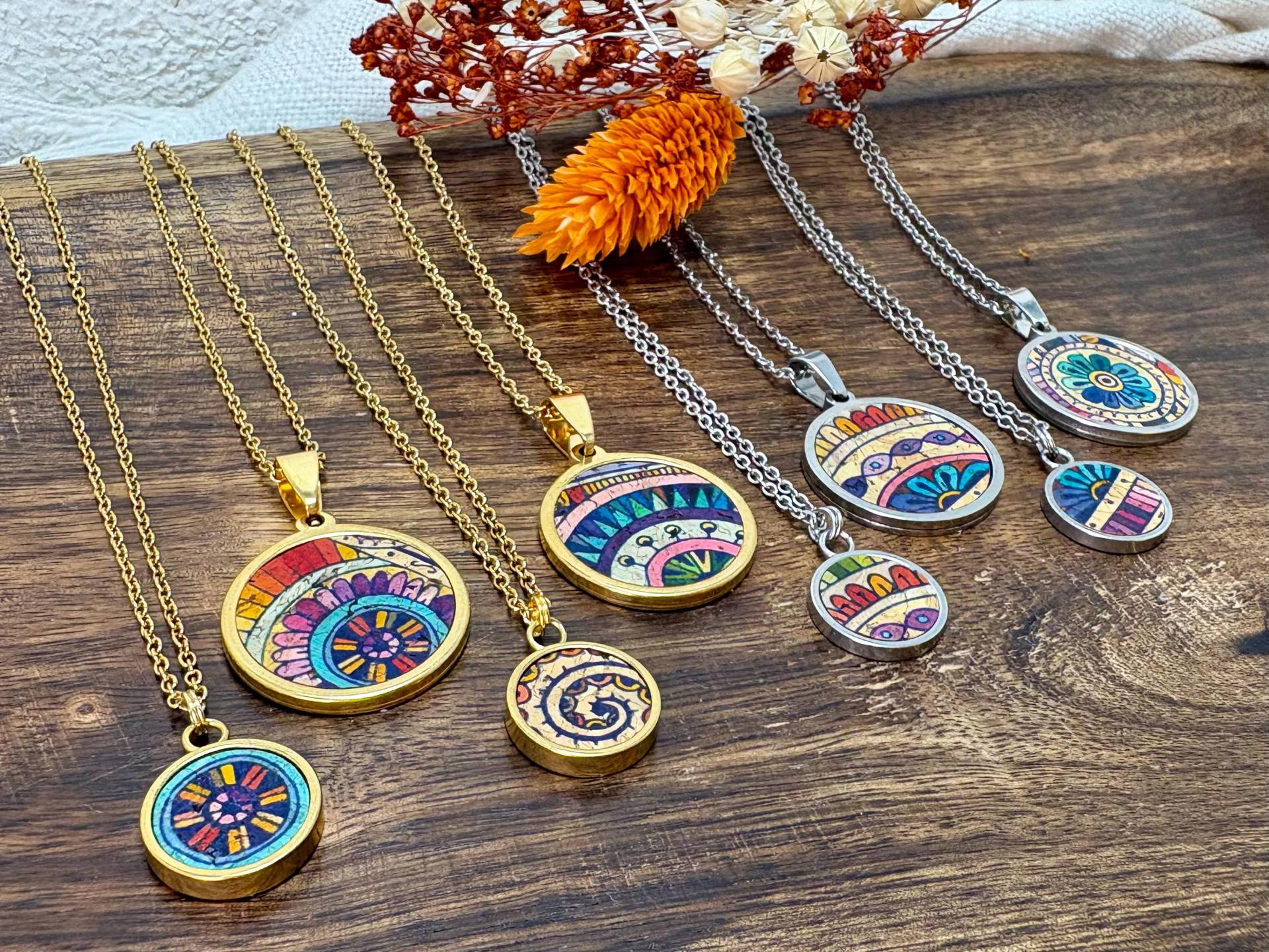 Kork-Halskette Mandala Bunt, Edelstahl | 18 K Vergoldet, Hypoallergen, Wasserfest, Schmuck Aus Echtem Kork, Florale Kette, Vintage Style von MandragoraManvfctry