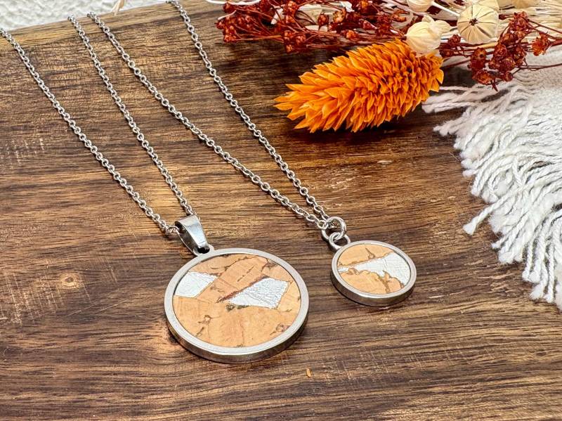 Kork-Halskette Natur Mit Silbernen Highlights, Edelstahl, Hypoallergen, Wasserfest, Schmuck Aus Echtem Kork, Unikat-Schmuck von MandragoraManvfctry