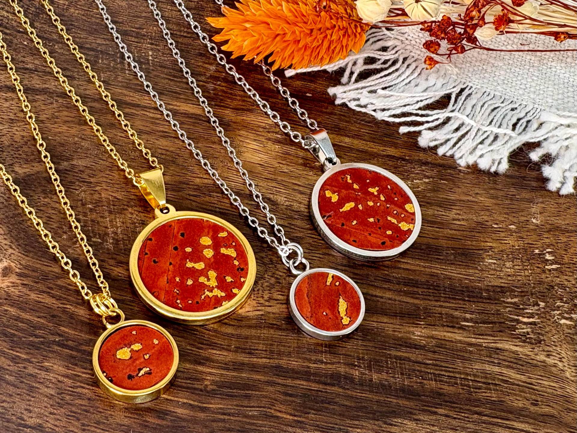 Kork-Halskette Rot Mit Goldenen Highlights, Edelstahl 18K Vergoldet, Hypoallergen, Wasserfest, Schmuck Aus Echtem Kork, Unikat-Schmuck von MandragoraManvfctry