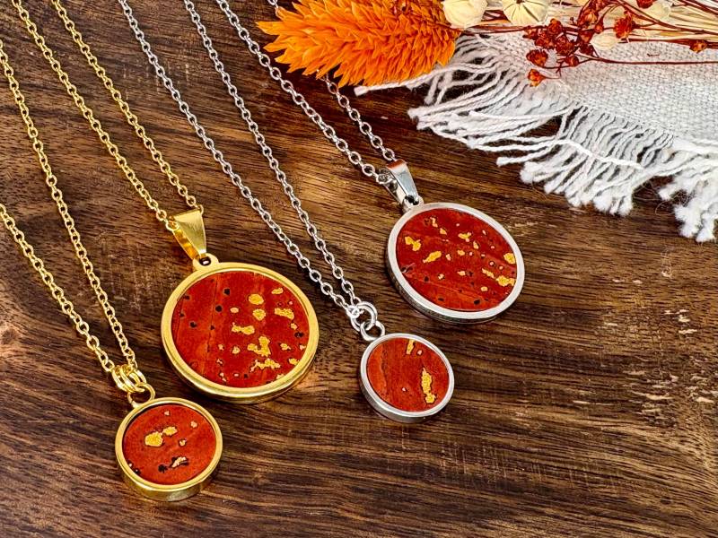 Kork-Halskette Rot Mit Goldenen Highlights, Edelstahl 18K Vergoldet, Hypoallergen, Wasserfest, Schmuck Aus Echtem Kork, Unikat-Schmuck von MandragoraManvfctry
