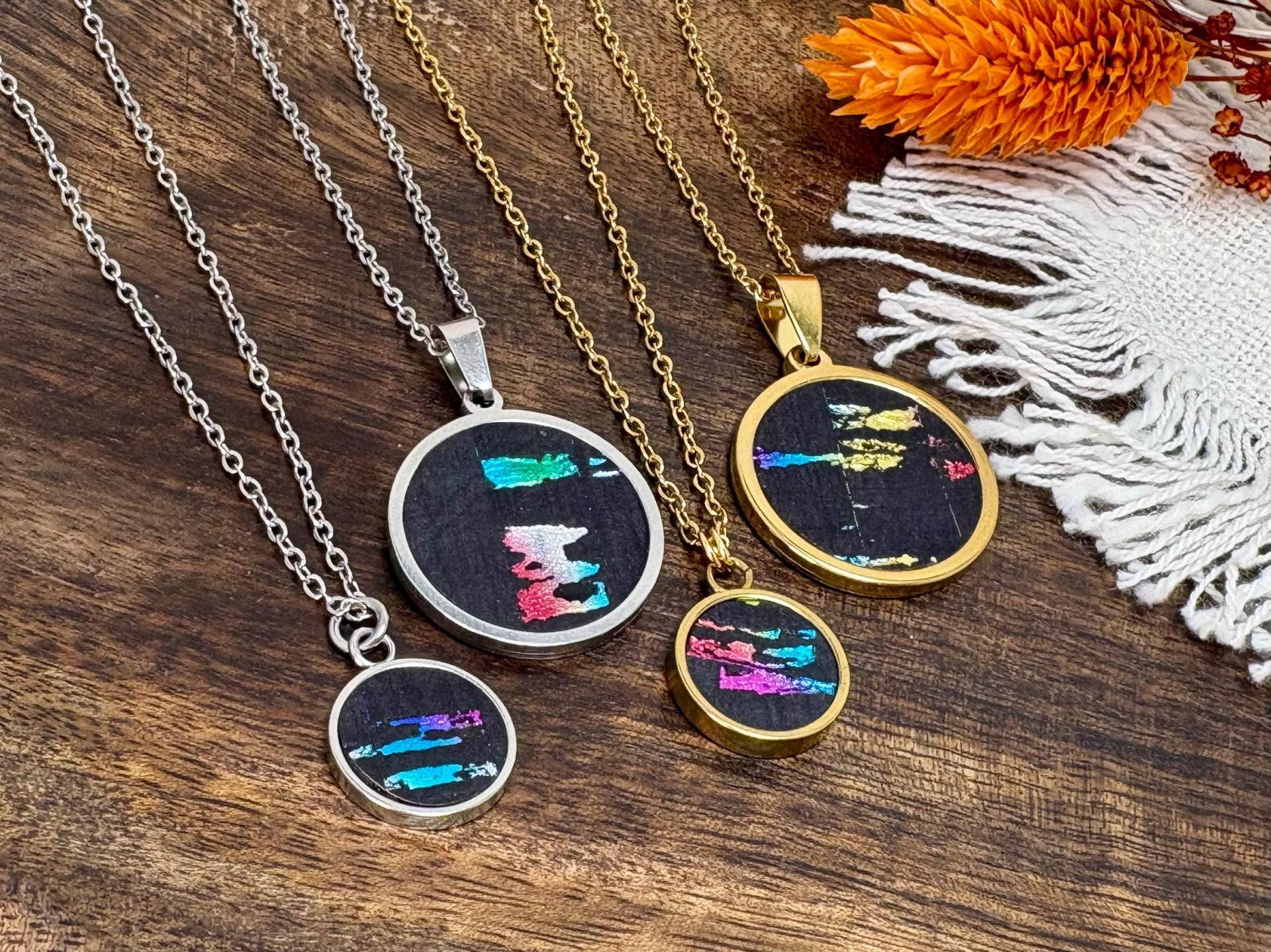 Kork-Halskette Schwarz Mit Bunten Metallic-Highlights, Edelstahl 18K Vergoldet, Hypoallergen, Wasserfest, Unikat-Schmuck, Glänzend von MandragoraManvfctry