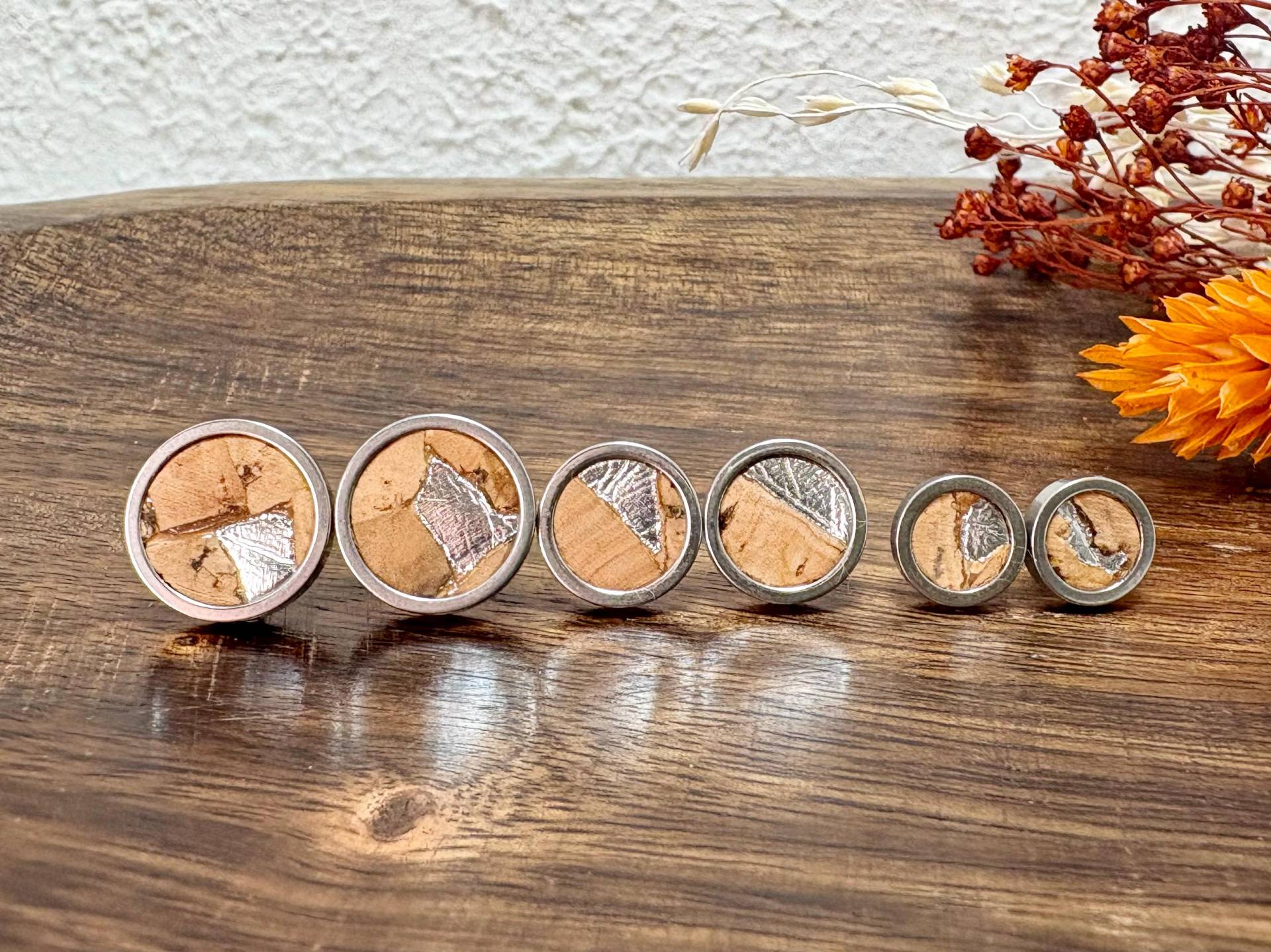 Kork-Ohrstecker Natur Mit Silber-Highlights, Edelstahl, Hypoallergen, Wasserfest, Ohrschmuck Aus Echtem Kork, Vegan von MandragoraManvfctry