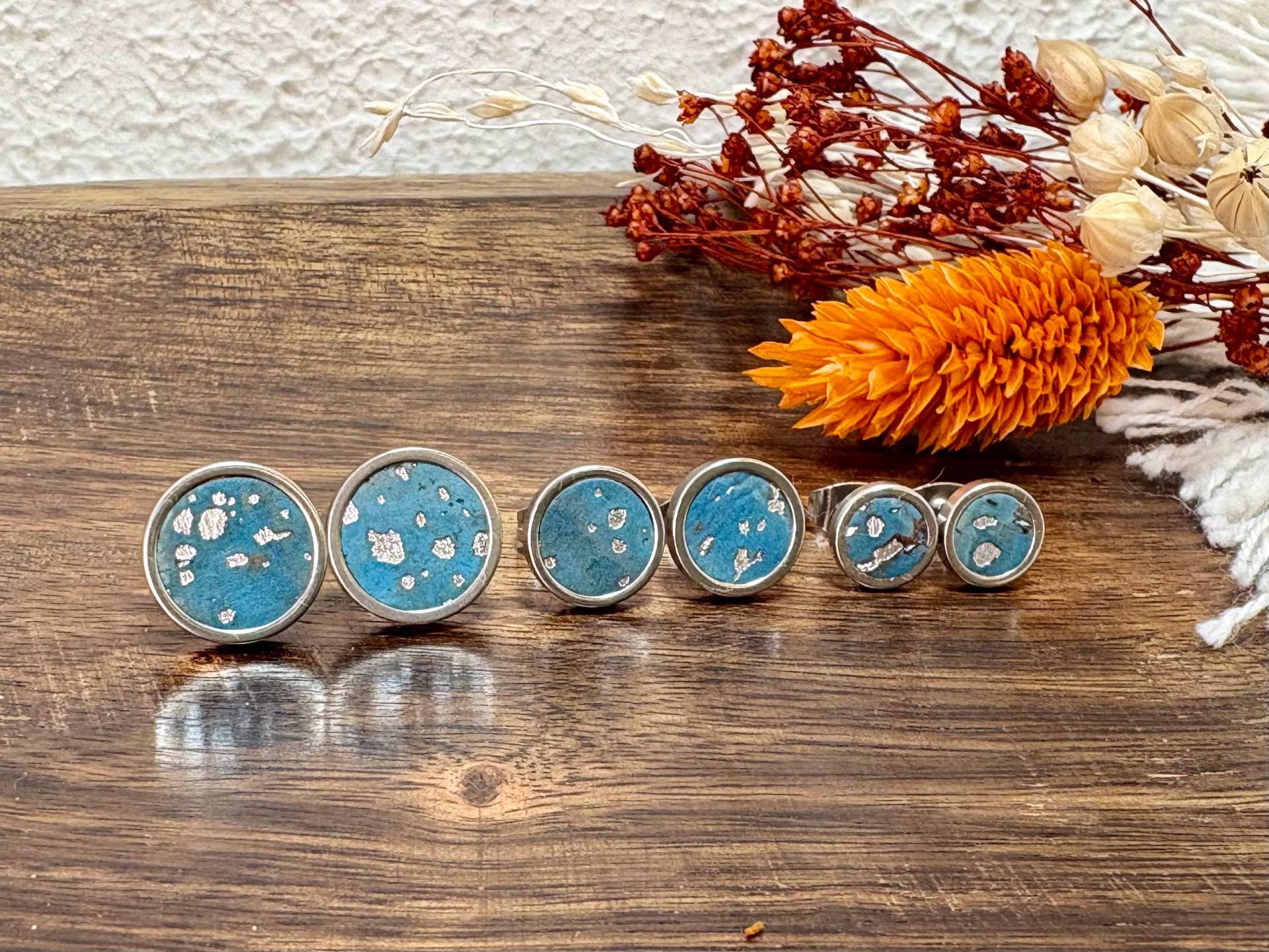 Kork-Ohrstecker Petrol Mit Silber-Highlights, Edelstahl, Hypoallergen, Wasserfest, Ohrschmuck Aus Echtem Kork, Vegan, Blaue Ohrstecker von MandragoraManvfctry