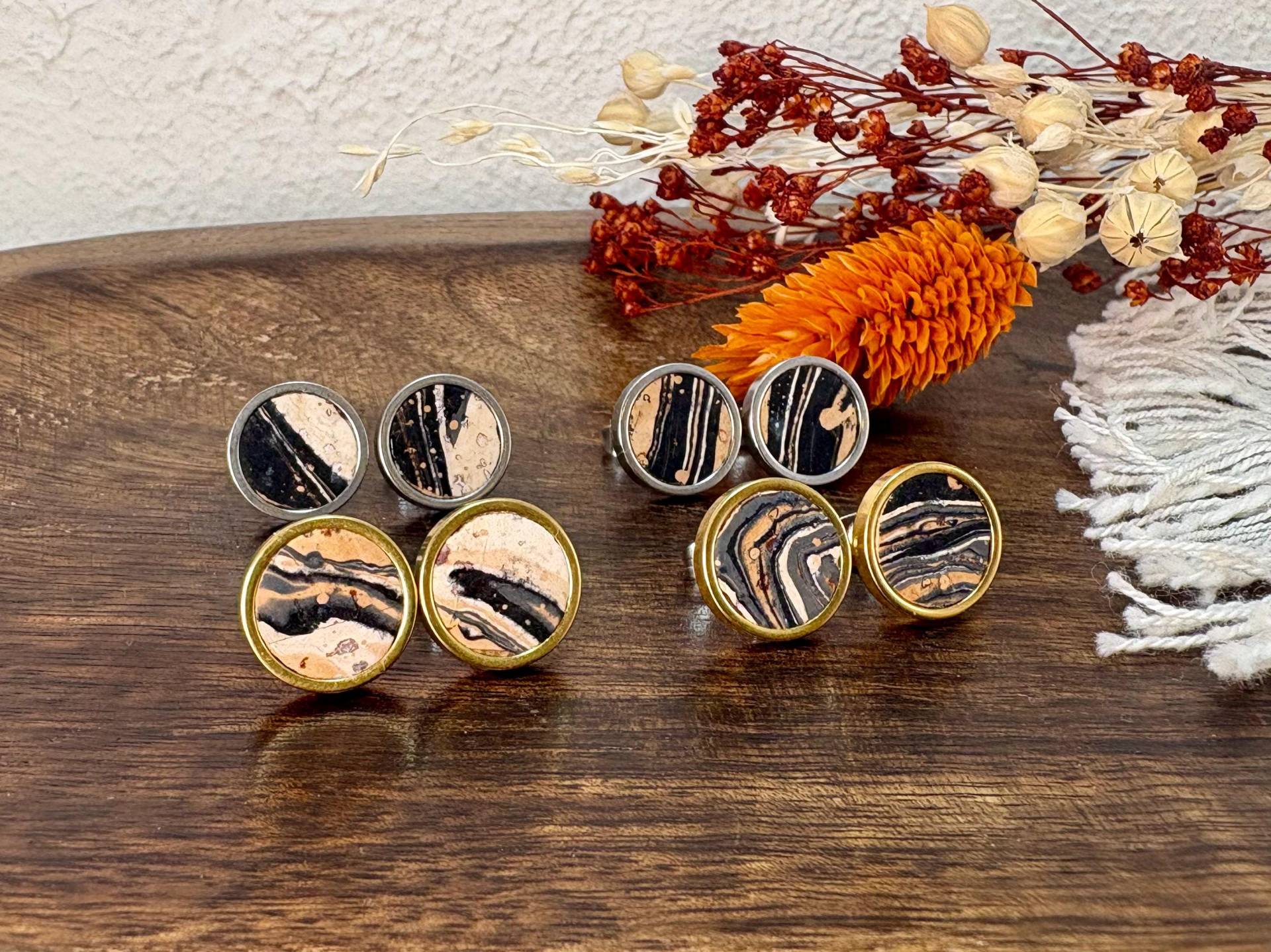 Kork-Ohrstecker Schwarz/Weiß/Grau Meliert, Edelstahl 18K Vergoldet Hypoallergen, Wasserfest, Ohrschmuck Aus Echtem Kork, Unikatschmuck von MandragoraManvfctry