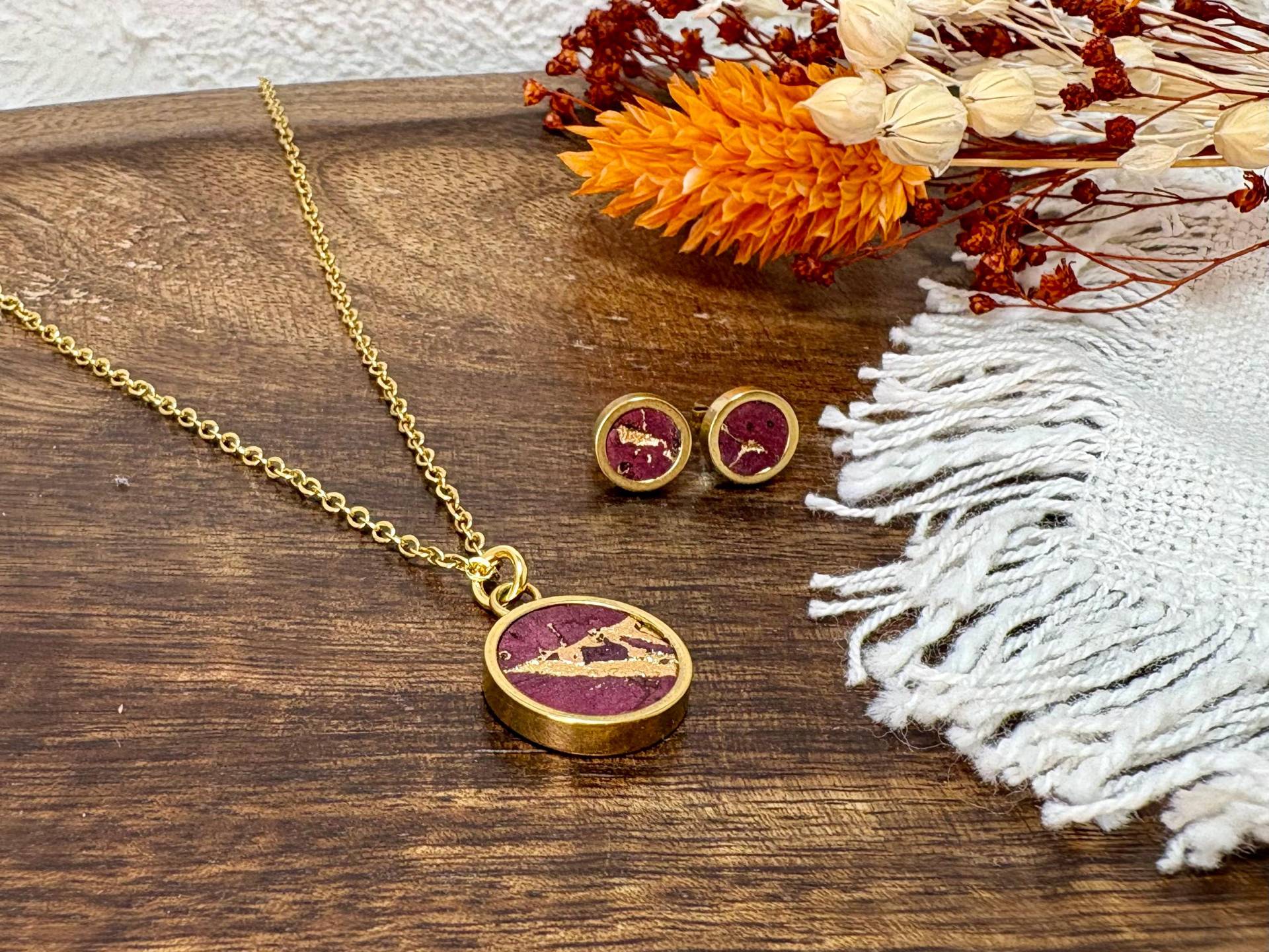 Kork-Schmuckset Kette + Ohrstecker Weinrot Mit Gold-Highlights , Edelstahl 18K Vergoldet Hypoallergen, Kleiner Anhänger, Kleine Ohrstecker von MandragoraManvfctry
