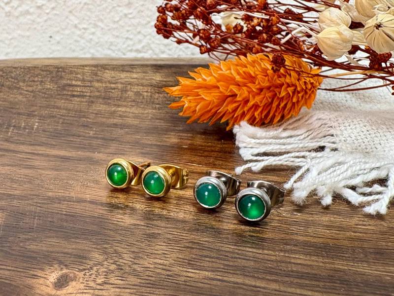 Mini-stecker Mit Grüner Jade, Edelstahl | 18K Vergoldet, Edelsteinschmuck, Kleine Ohrstecker, Chakra Schmuck, Heilstein, Grüne Ohrringe von MandragoraManvfctry