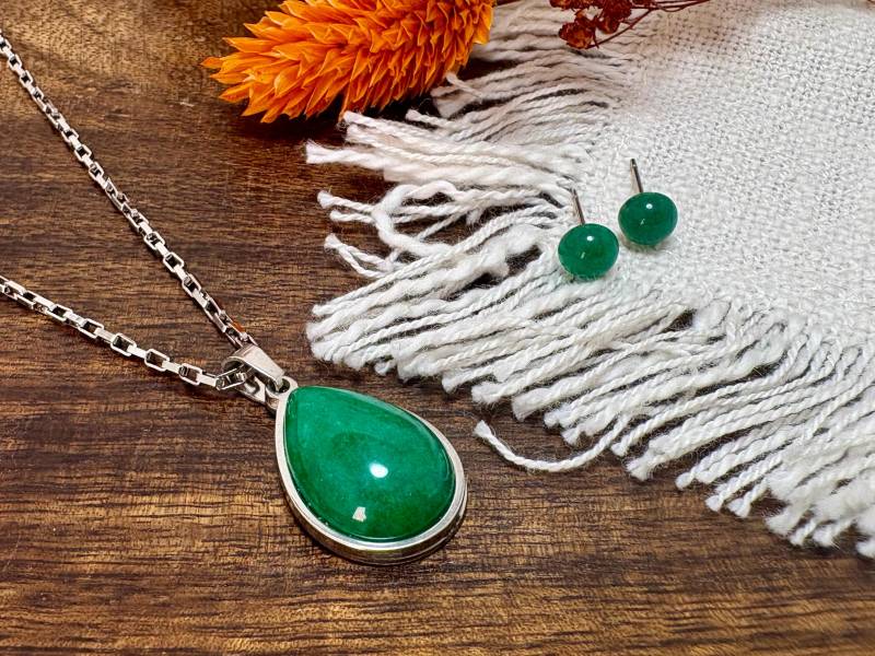 Schmuckset Grüne Jade Mit Kette + Ohrstecker, Tropfen-Anhänger, Kleine Edelstahl Hypoallergen, Grüner Stein von MandragoraManvfctry