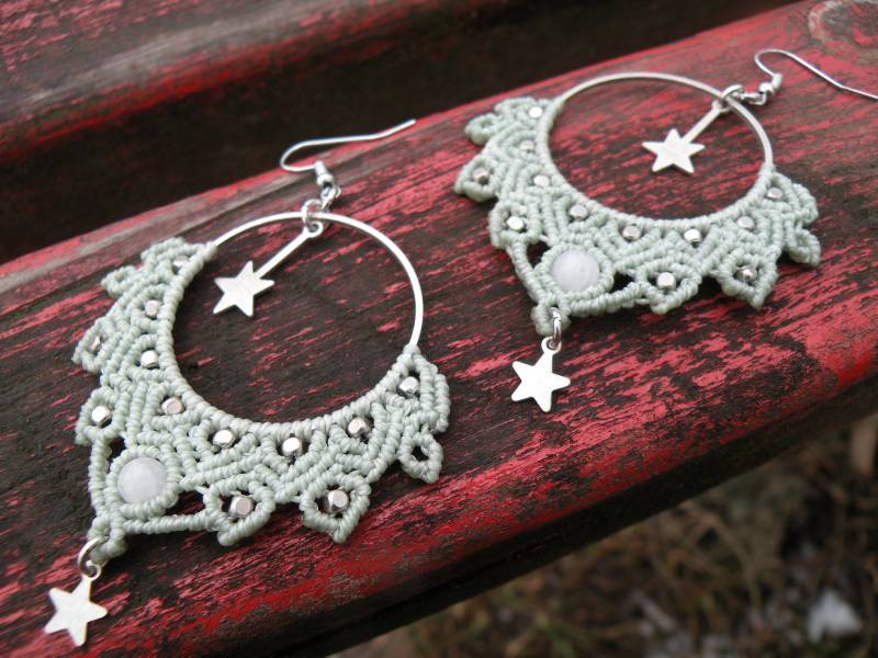 Mondstein Makramee Ohrringe, Stern Silber Messing Mint Big Hoop Geburtsstein Ohrringe von MandragoraStudio