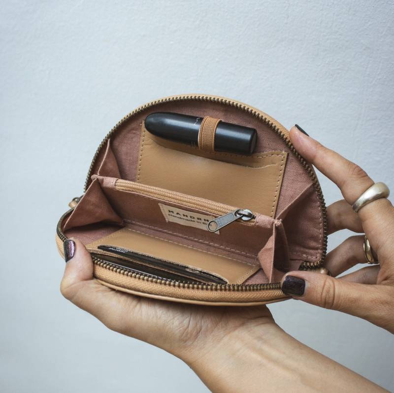 Echtleder Half Moon Wallet Beige Minimalist Zip-Münztasche von MandrnStudio