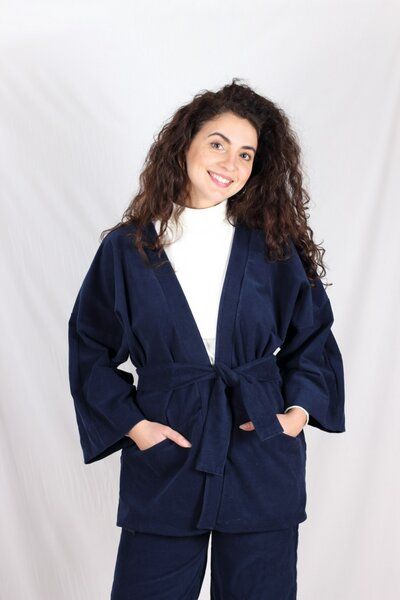 ManduTrap Elegante Kimonojacke Dolma aus Biobaumwolle – Cord in Grün, Blau oder Berry mit Gürtel und Taschen von ManduTrap
