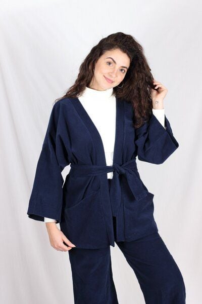 ManduTrap Elegante Kimonojacke Dolma aus Biobaumwolle – Cord in Grün, Blau oder Berry mit Gürtel und Taschen von ManduTrap