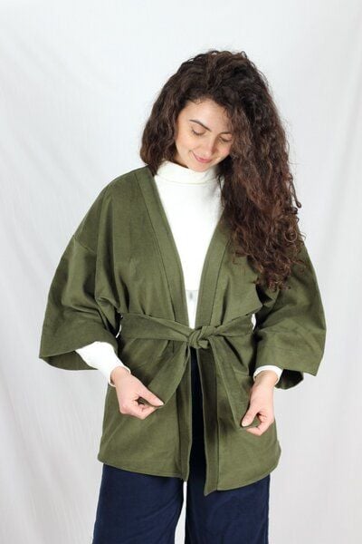 ManduTrap Elegante Kimonojacke Dolma aus Biobaumwolle – Cord in Grün, Blau oder Berry mit Gürtel und Taschen von ManduTrap