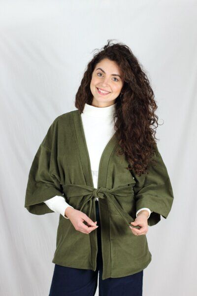 ManduTrap Elegante Kimonojacke Dolma aus Biobaumwolle – Cord in Grün, Blau oder Berry mit Gürtel und Taschen von ManduTrap