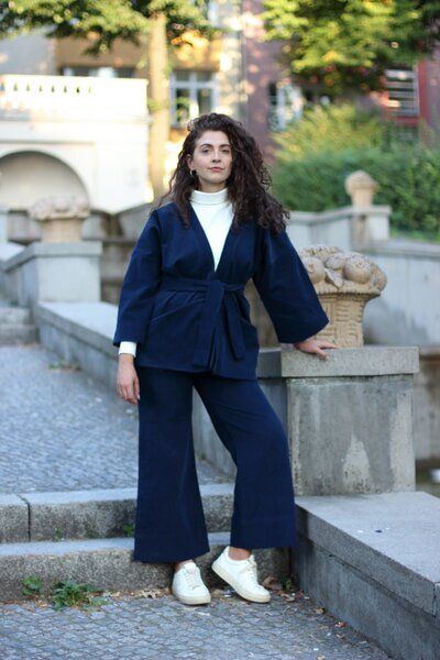 ManduTrap Elegante Kimonojacke aus Biobaumwolle – Cord in Grün, Blau oder Berry mit Gürtel und Taschen von ManduTrap