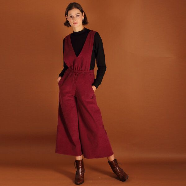 ManduTrap Jumpsuit, Latzhose Clara aus einem Bio- Baumwollcord in berry von ManduTrap