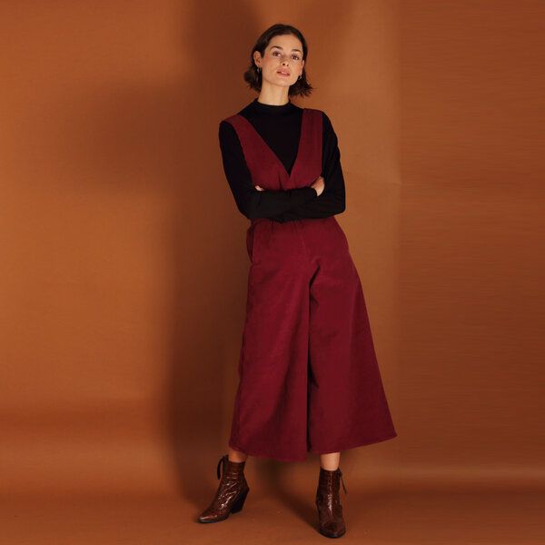 ManduTrap Jumpsuit, Latzhose Clara aus einem Bio- Baumwollcord in berry von ManduTrap