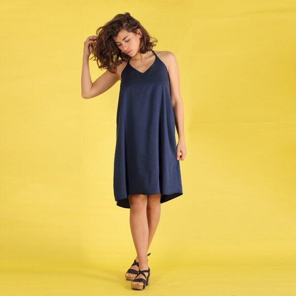 ManduTrap Tamira – Kurzes Tencel Trägerkleid in Blau mit Rückenausschnitt von ManduTrap